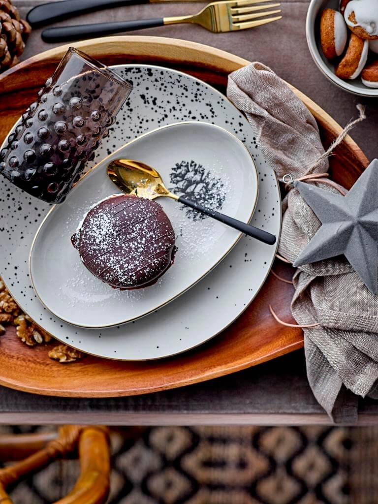Kaffeetafel festlich zu Weihnachten gedeckt