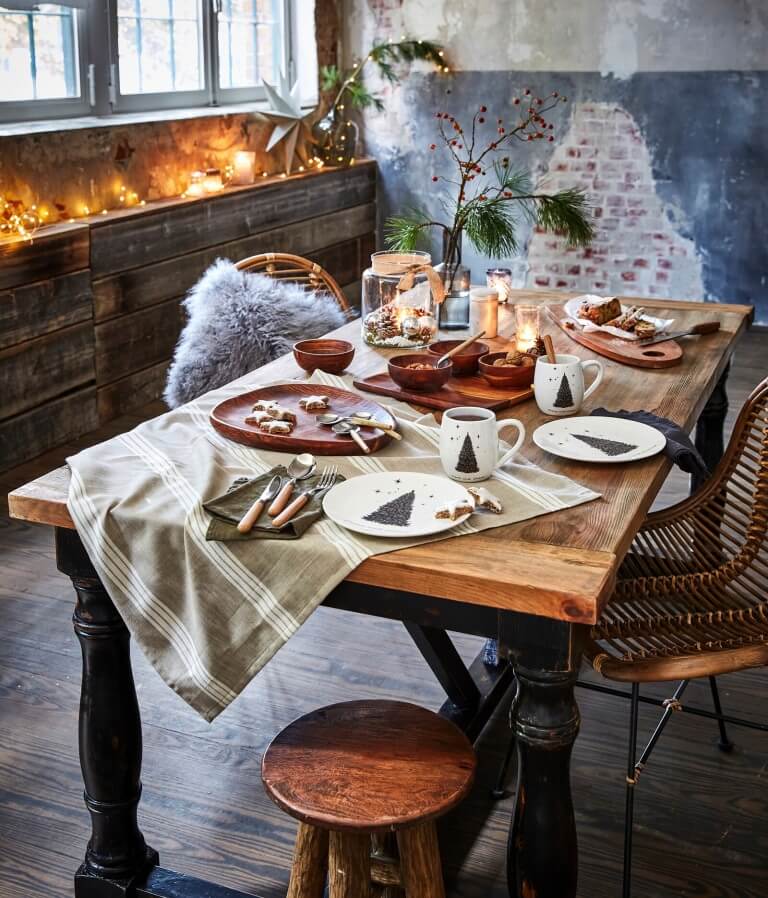 Kaffeetafel festlich zu Weihnachten gedeckt