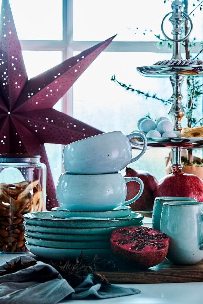 Buffet festlich zu Weihnachten gedeckt