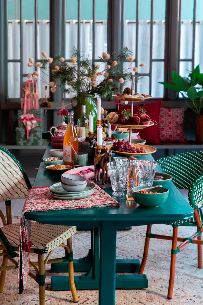 Esstisch festlich zu Weihnachten gedeckt