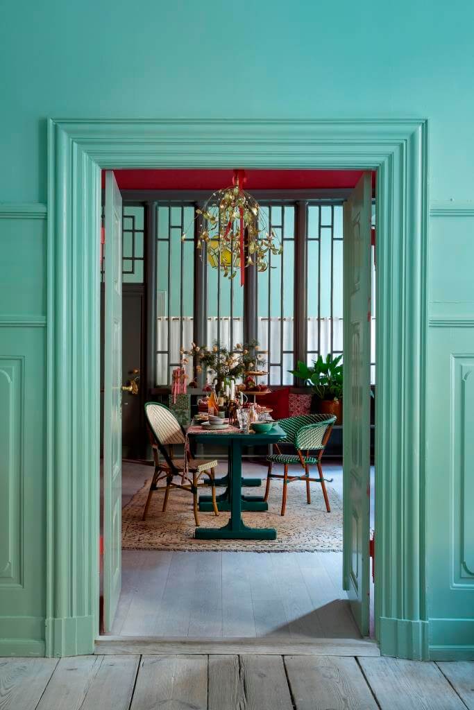 Esstisch festlich zu Weihnachten gedeckt