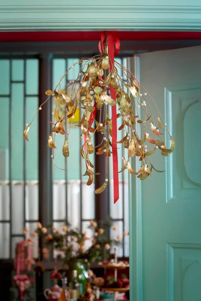 Mistelzweig hängt im Türrahmen zu Weihnachten