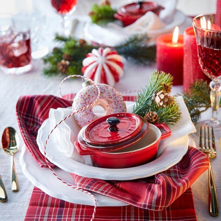 Esstisch festlich zu Weihnachten gedeckt