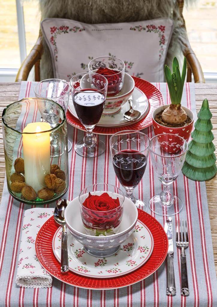 Esstisch festlich zu Weihnachten gedeckt