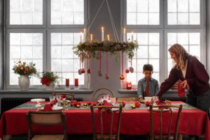 Esstisch festlich zu Weihnachten gedeckt