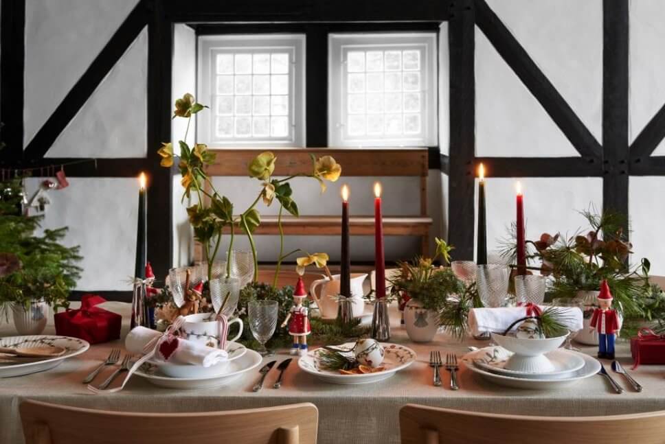 Esstisch festlich zu Weihnachten gedeckt