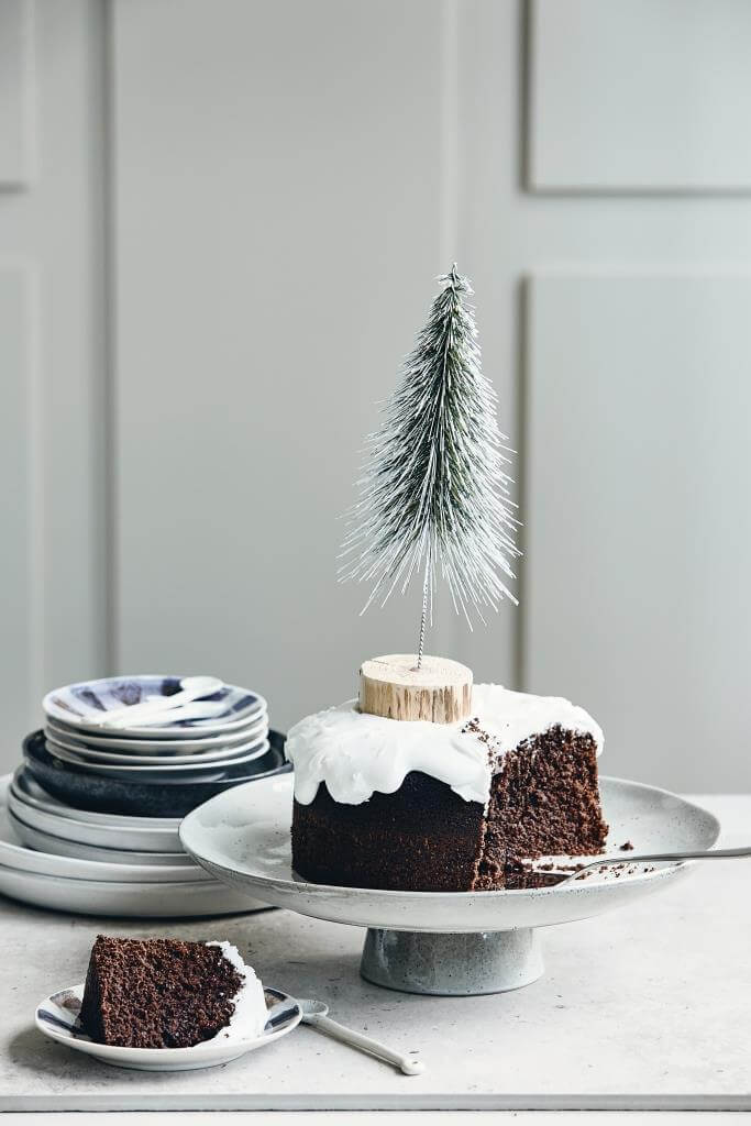 Kuchen festlich zu Weihnachten mit Tanne dekoriert