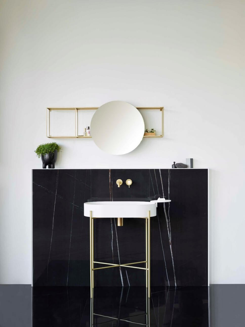 Waschbecken auf grazilem Metallgestell in Gold