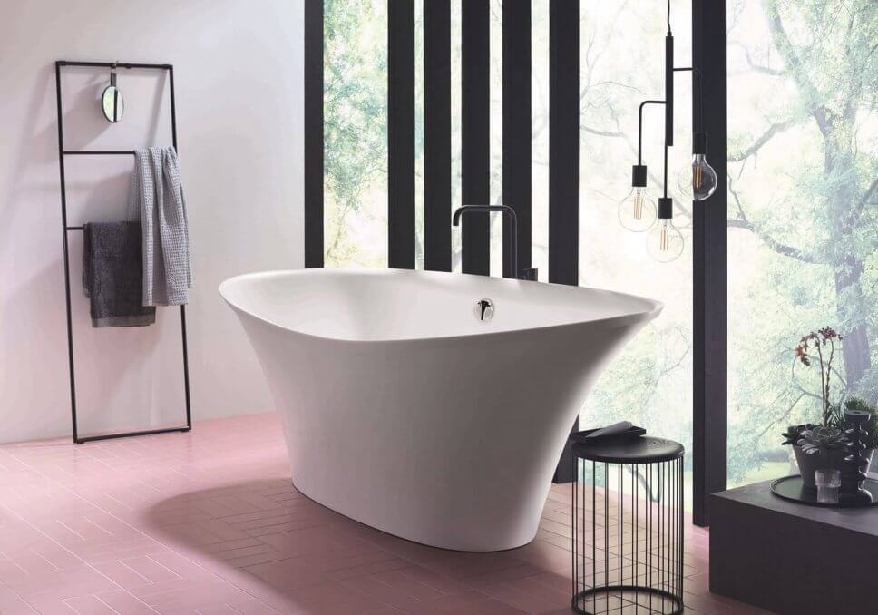 Freistehende Badewanne in modernem Badezimmer