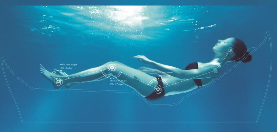 Frau schwebt im Wasser in Floating-Badewanne