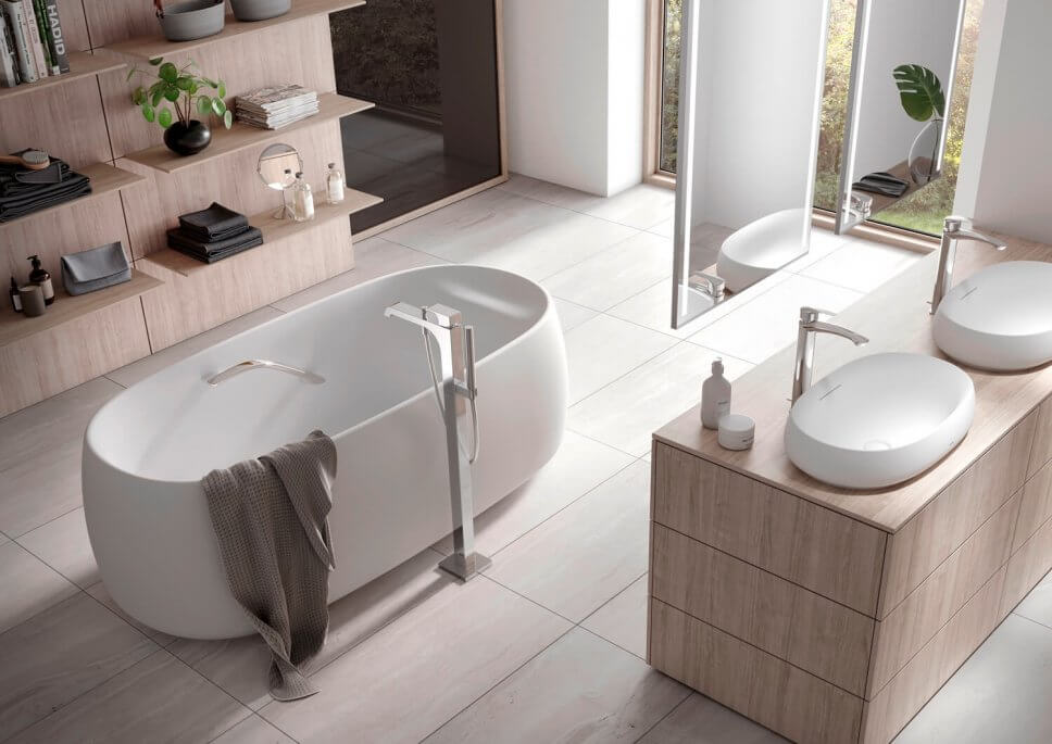 Freistehende Badewanne in modernem Badezimmer