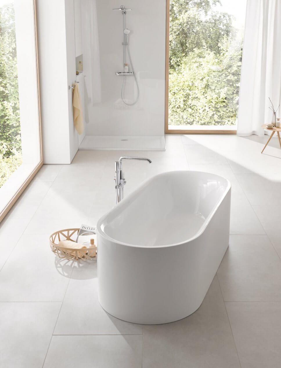 Freistehende Badewanne in modernem Badezimmer