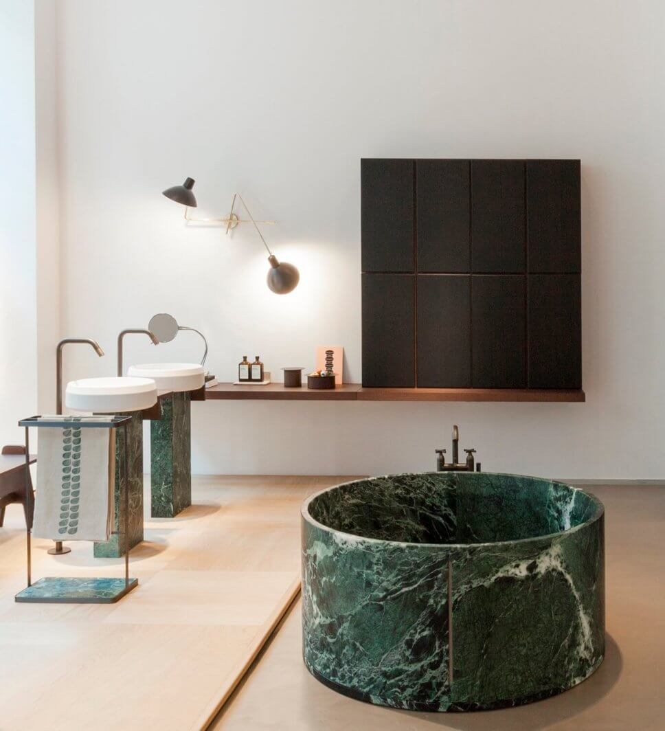 Freistehende Badewanne in modernem Badezimmer