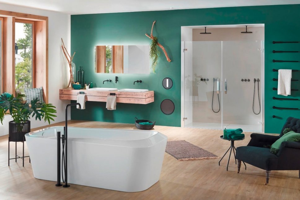 Freistehende Badewanne in modernem Badezimmer