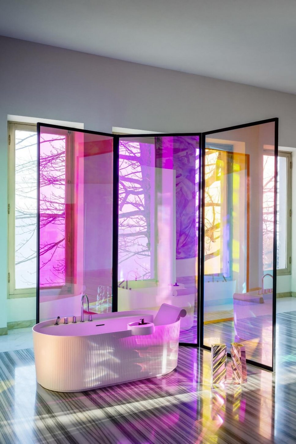 Freistehende Badewanne in luxuriösem Badezimmer