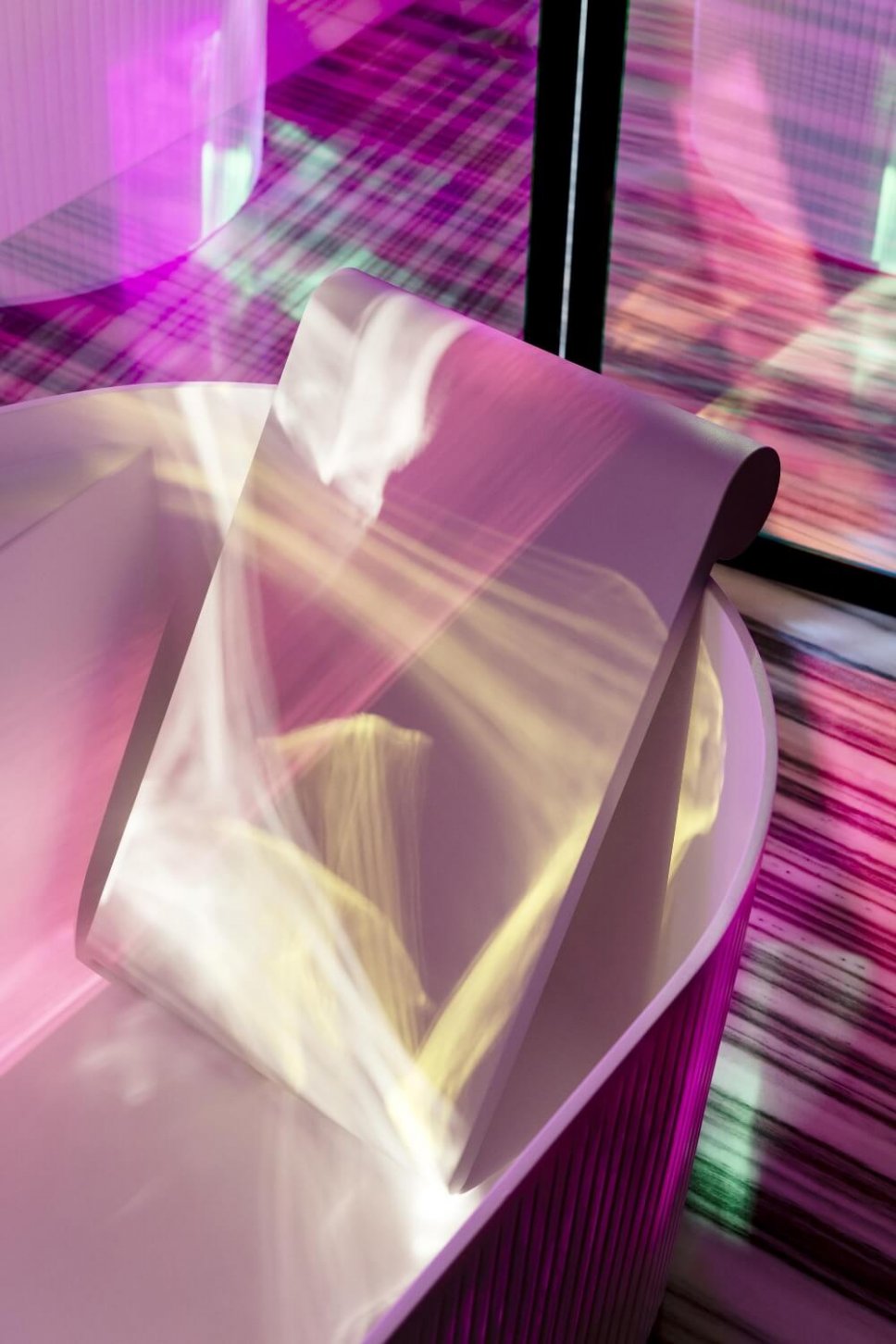 Freistehende Badewanne in luxuriösem Badezimmer