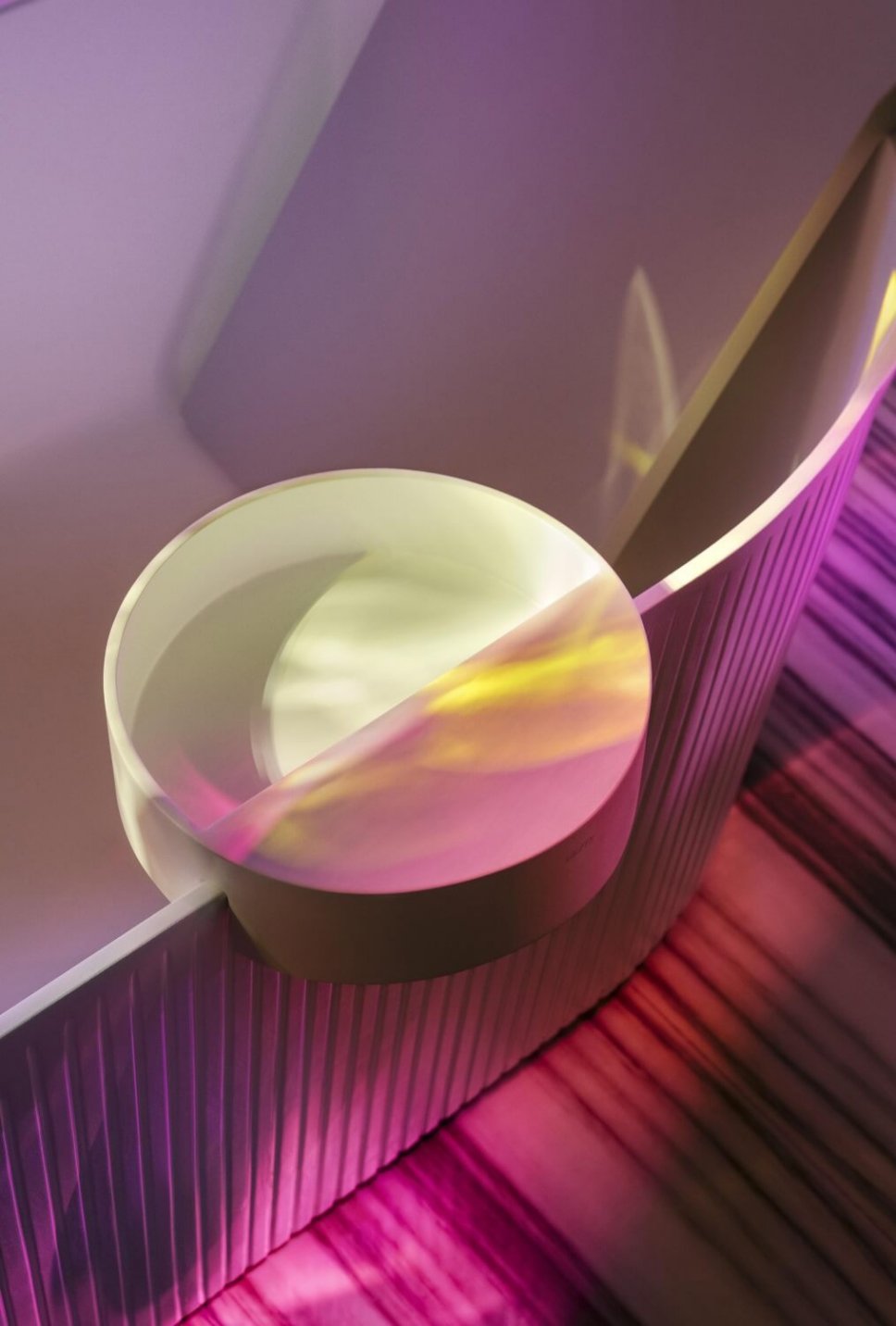 Freistehende Badewanne in luxuriösem Badezimmer