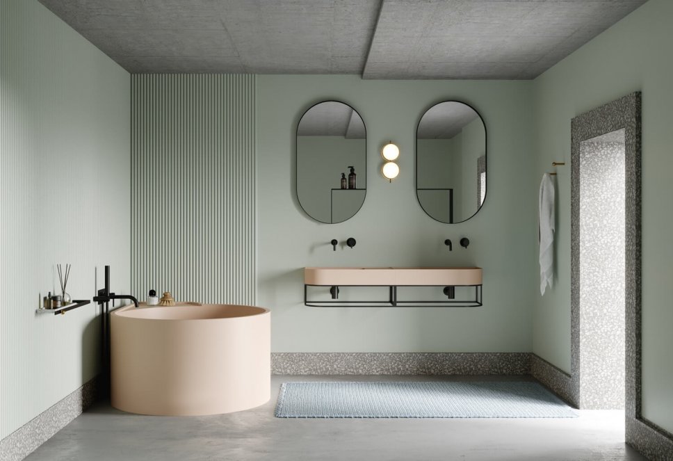 Freistehende Badewanne in luxuriösem Badezimmer
