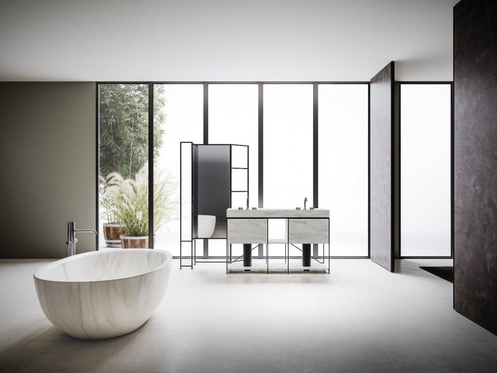 Freistehende Badewanne in luxuriösem Badezimmer