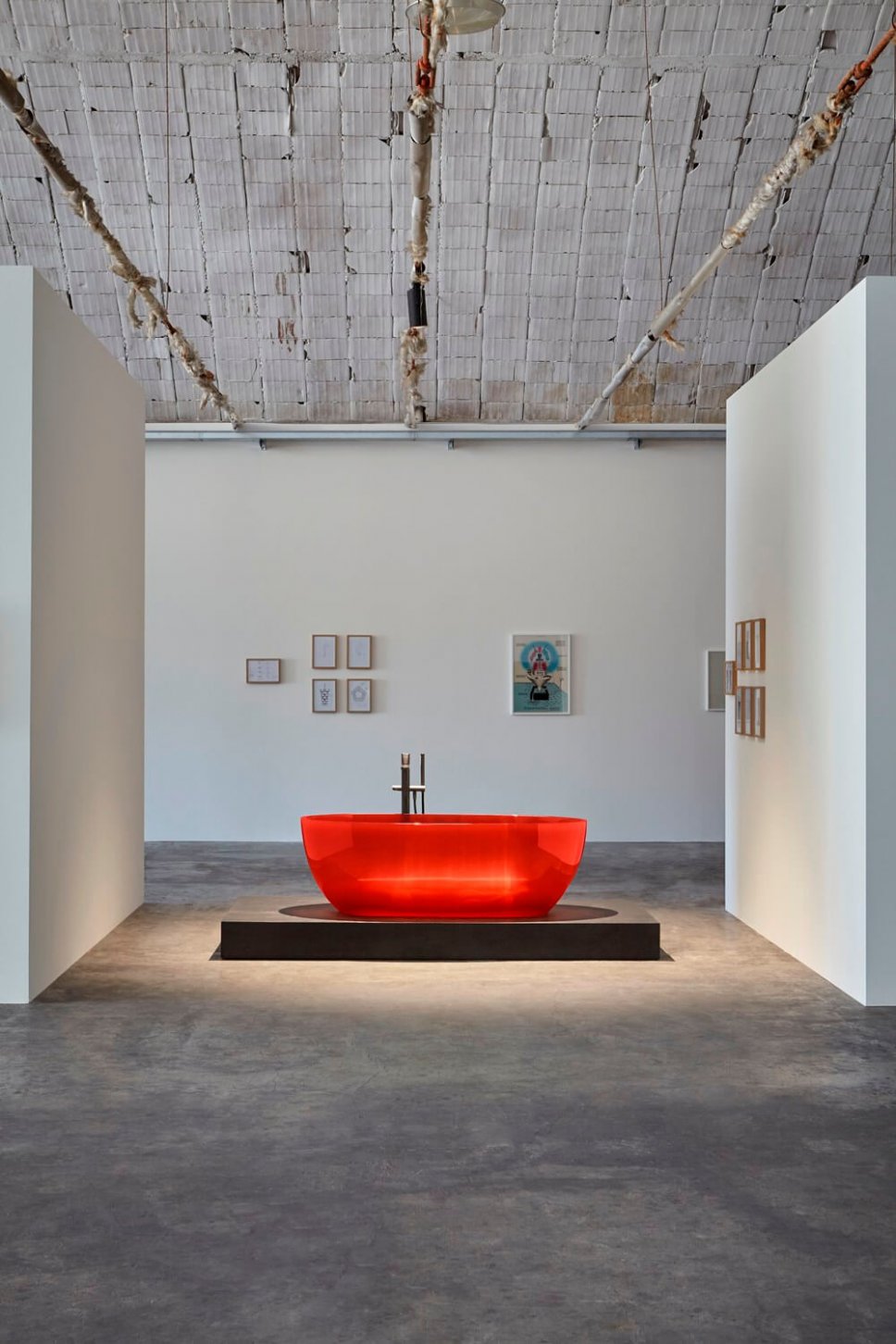 Freistehende Badewanne in luxuriösem Badezimmer