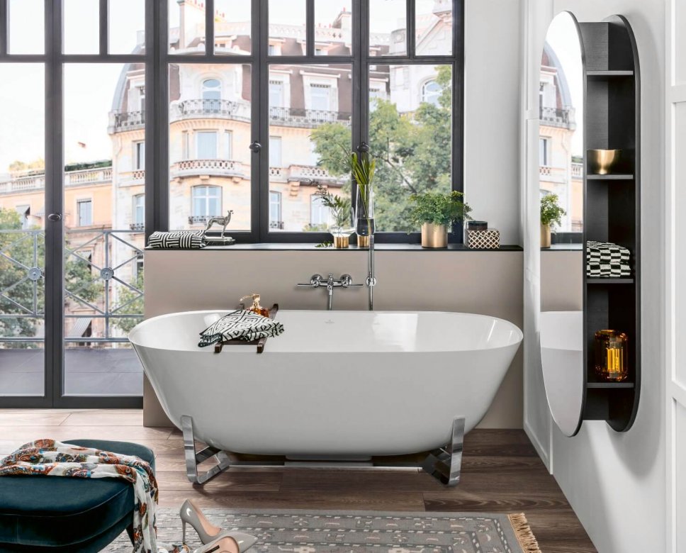 Freistehende Badewanne in luxuriösem Badezimmer