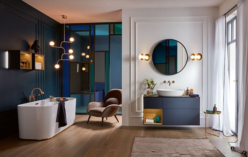 Freistehende Badewanne in luxuriösem Badezimmer