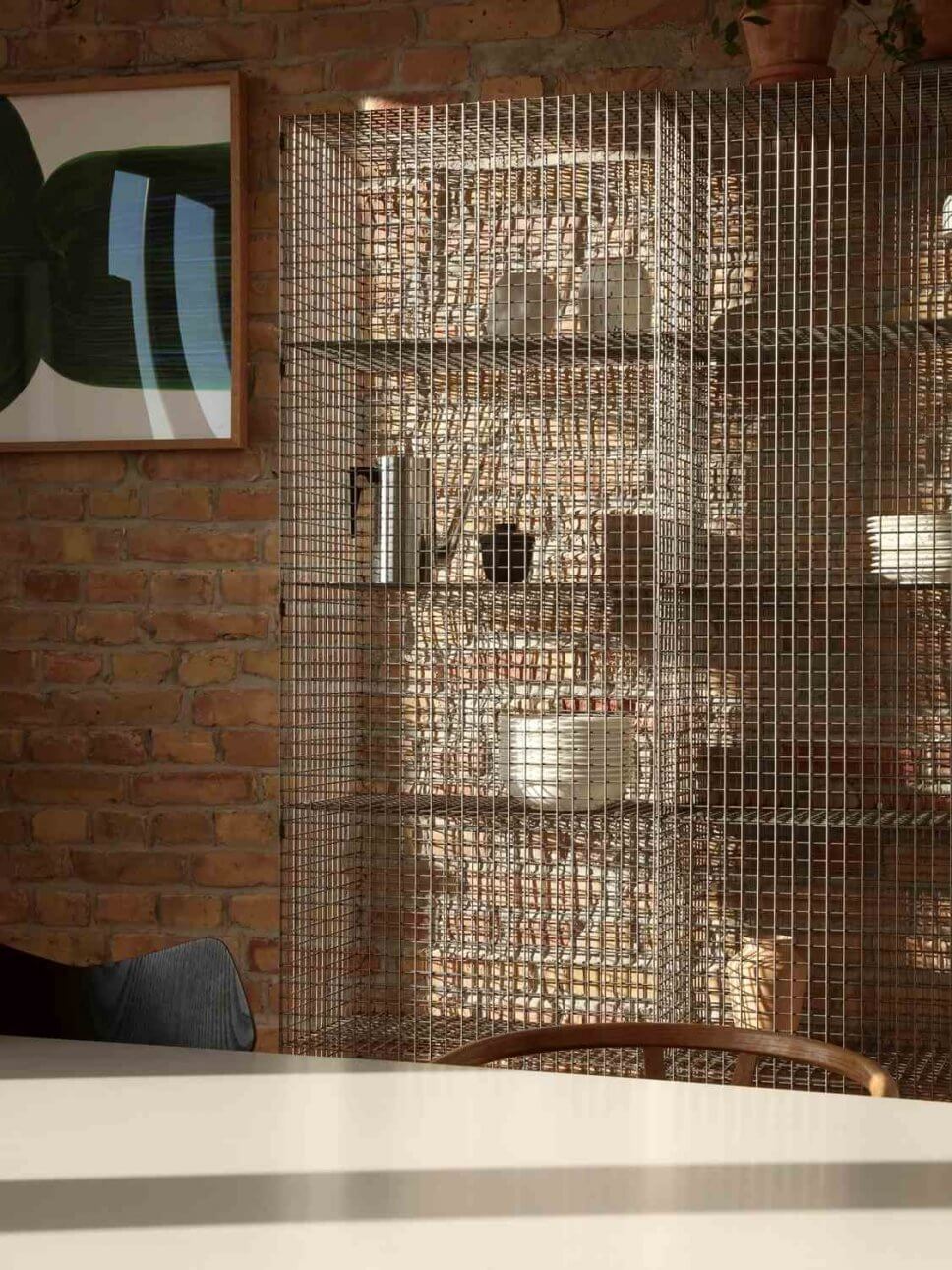 Backsteinwand mit Drahtschrank