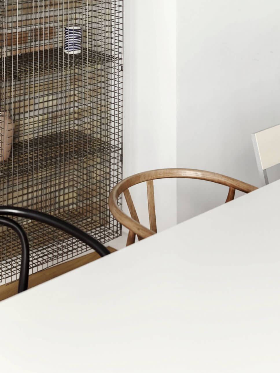 Esstisch mit unterschiedlichen Stühlen