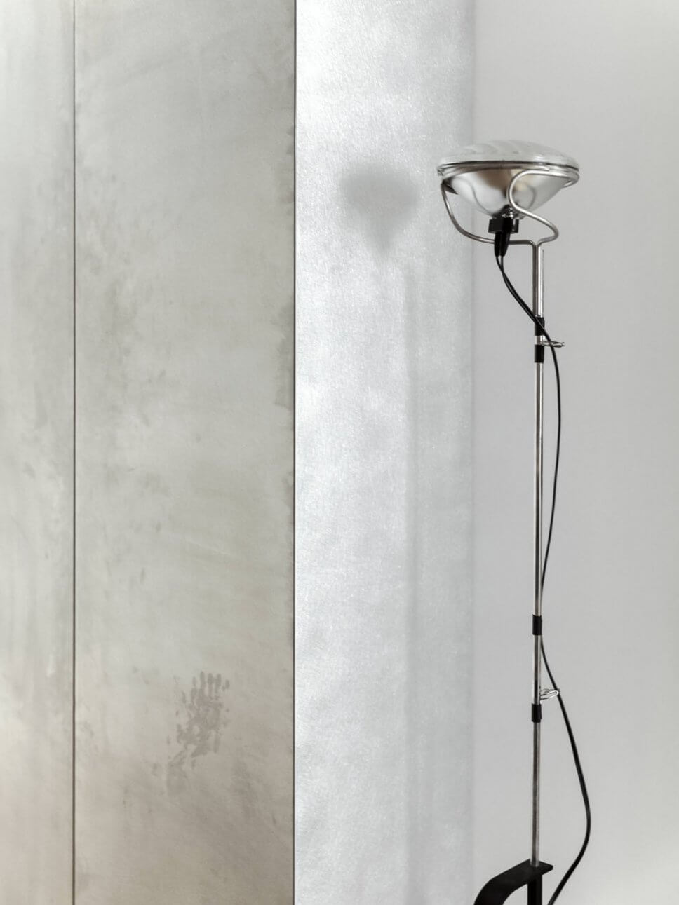 Moderne Stehlampe steht neben Aluminiumschrank