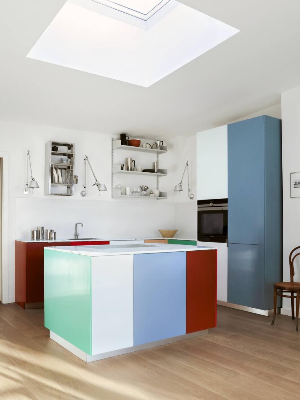 Moderne Küche mit verschieden farbigen Türfronten