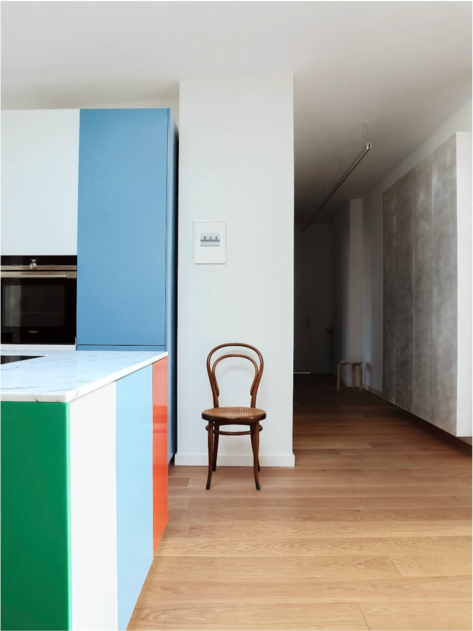 Moderne Küche mit verschieden farbigen Türfronten