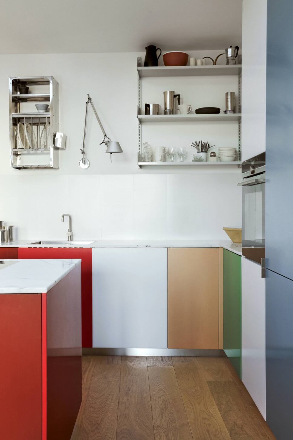 Moderne Küche mit verschieden farbigen Türfronten