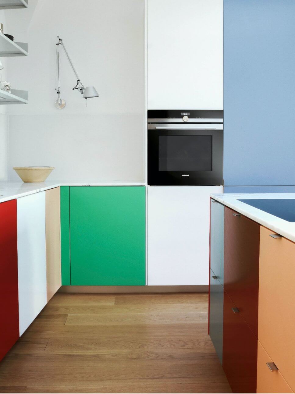 Moderne Küche mit verschieden farbigen Türfronten
