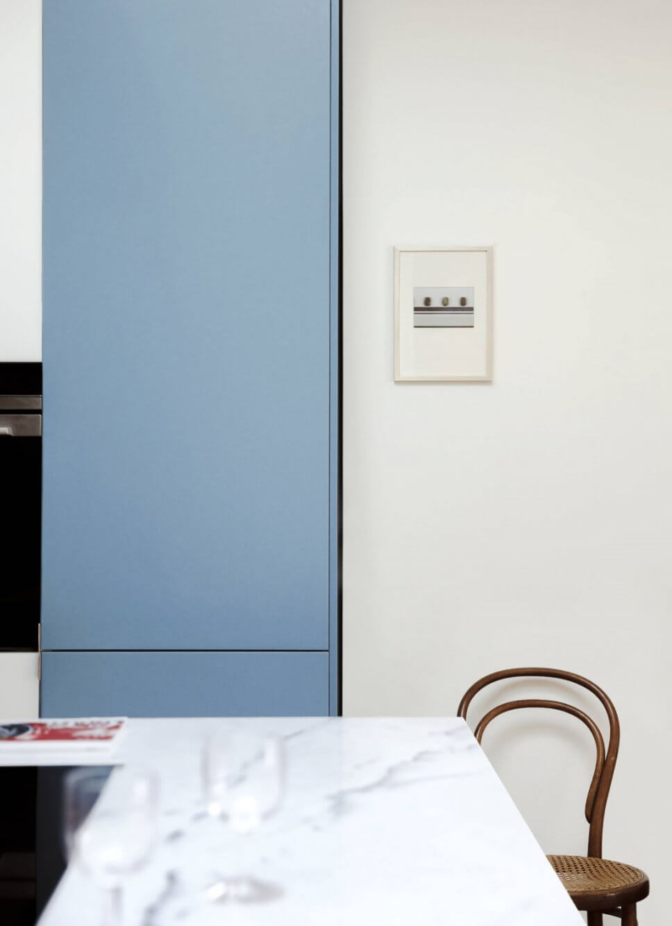 Moderne Küche mit Marmor-Arbeitsplatte