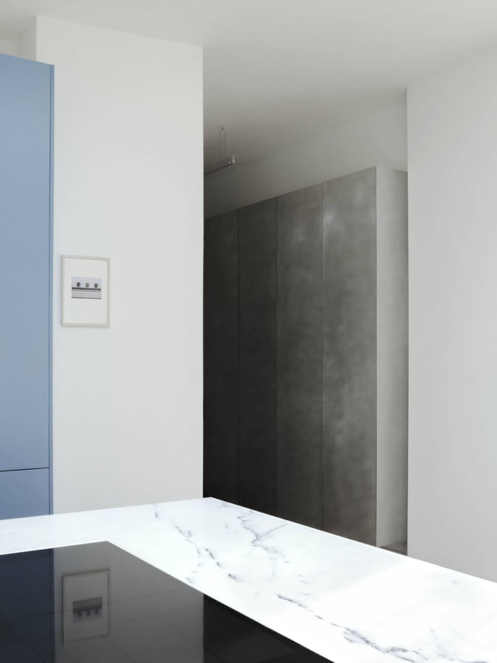 Moderne Küche mit Marmor-Arbeitsplatte