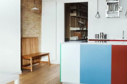 Moderne Küche mit verschieden farbigen Türfronten