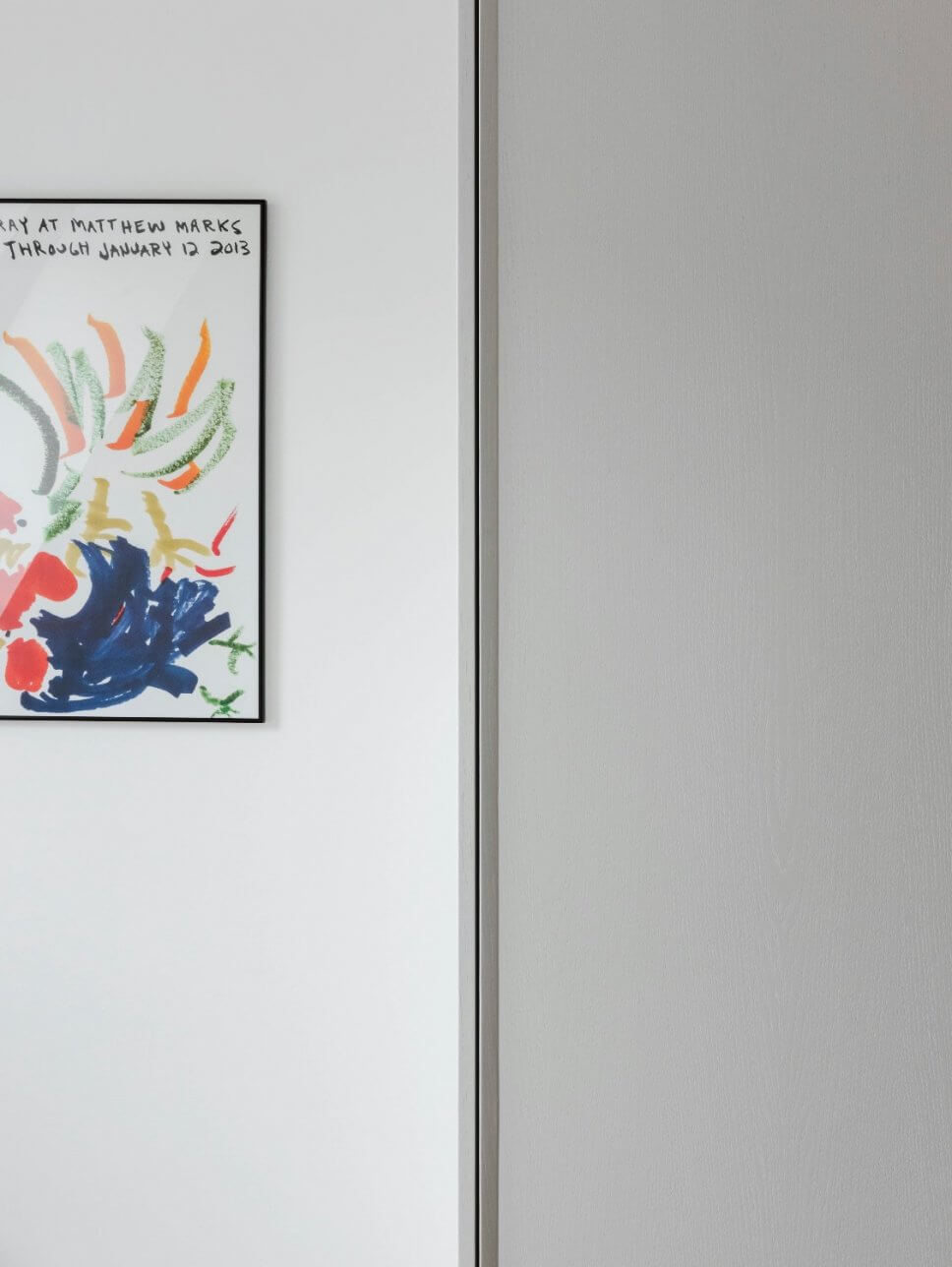 Modernes Kunstwerk hängt neben Kleiderschrank