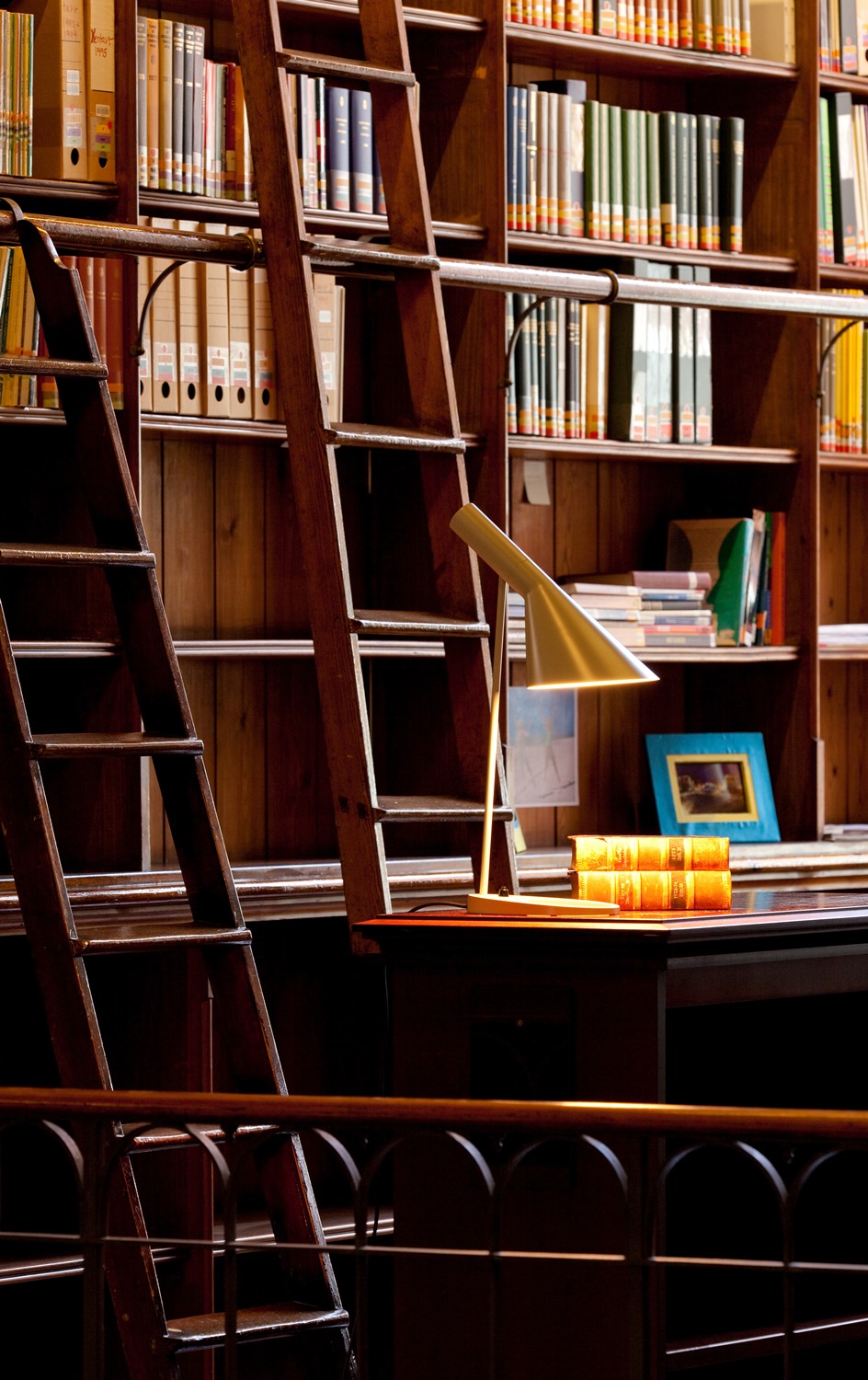 Moderne Tischleuchte steht auf Schreibtisch