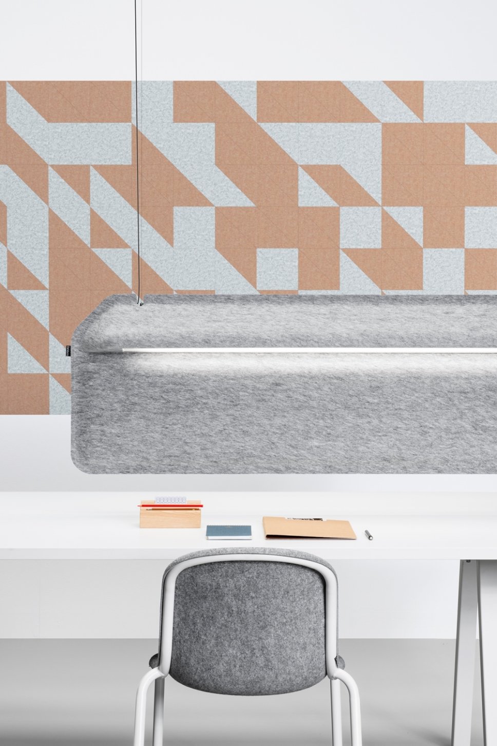 Moderne Pendelleuchte hängt über Schreibtisch