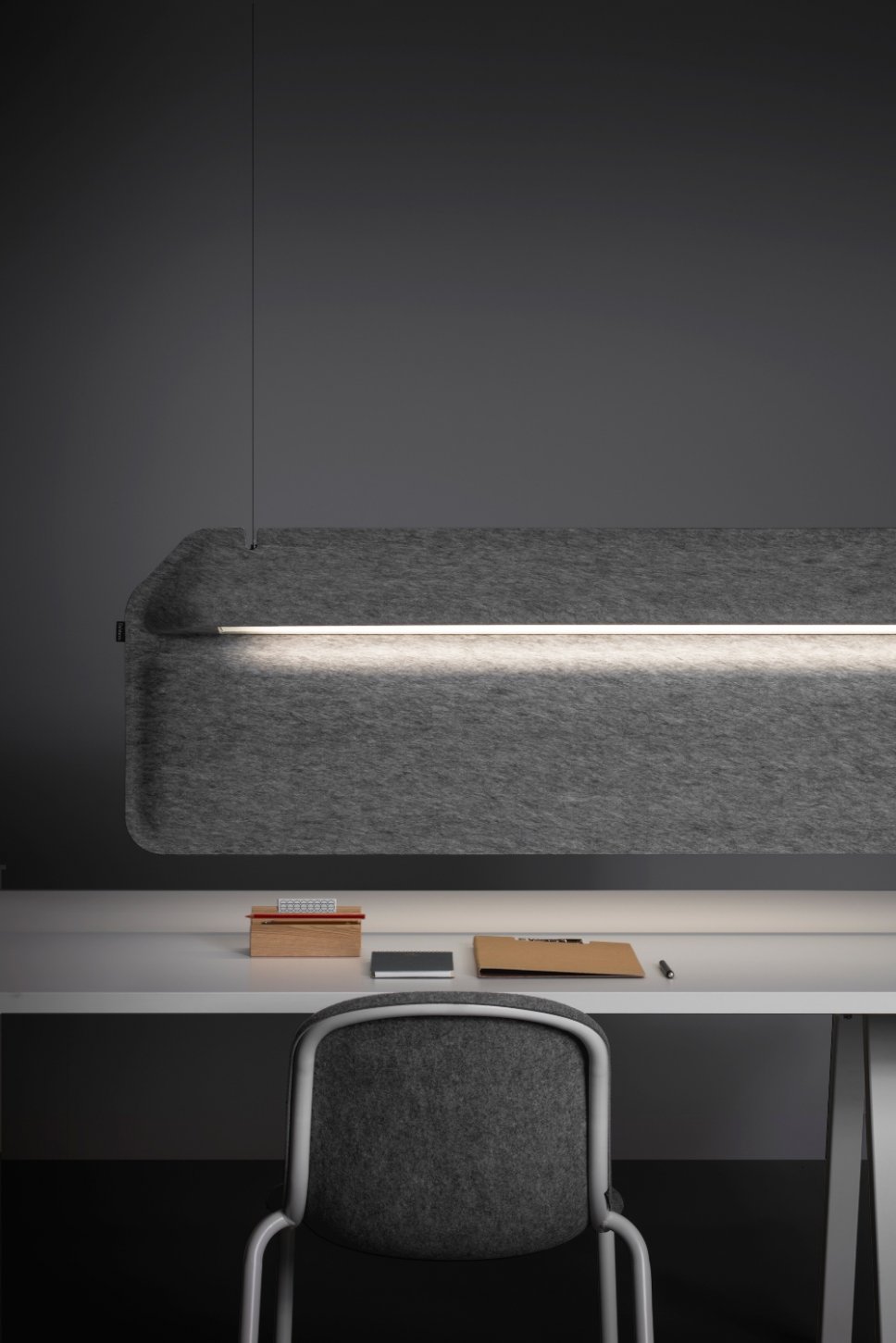 Moderne Pendelleuchte hängt über Schreibtisch