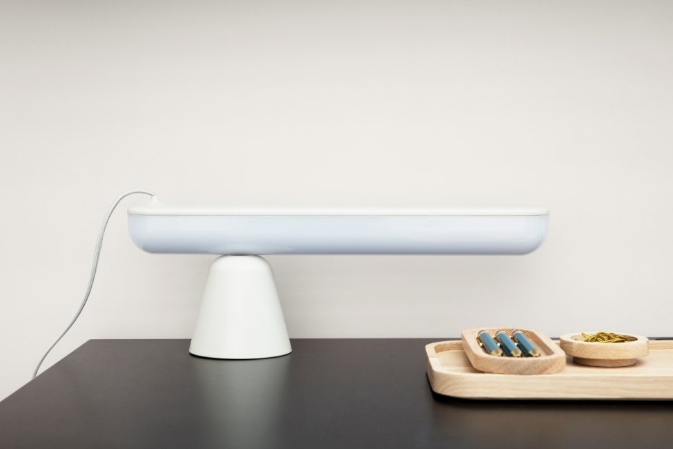 Moderne Tischleuchte steht auf Schreibtisch