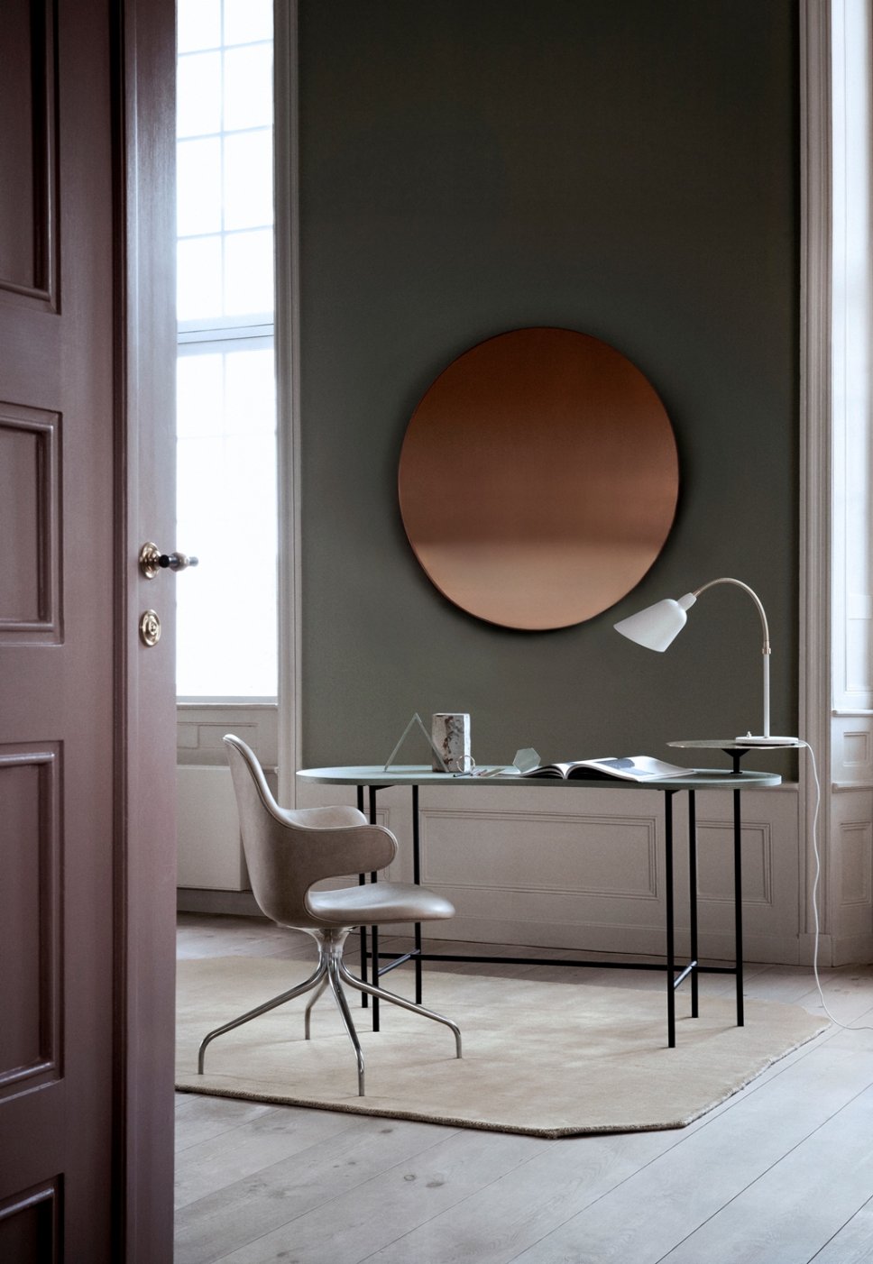 Moderne Tischleuchte steht auf Schreibtisch