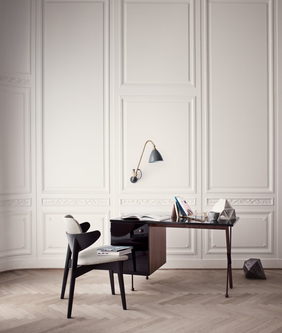 Wandleuchte hängt über Schreibtisch