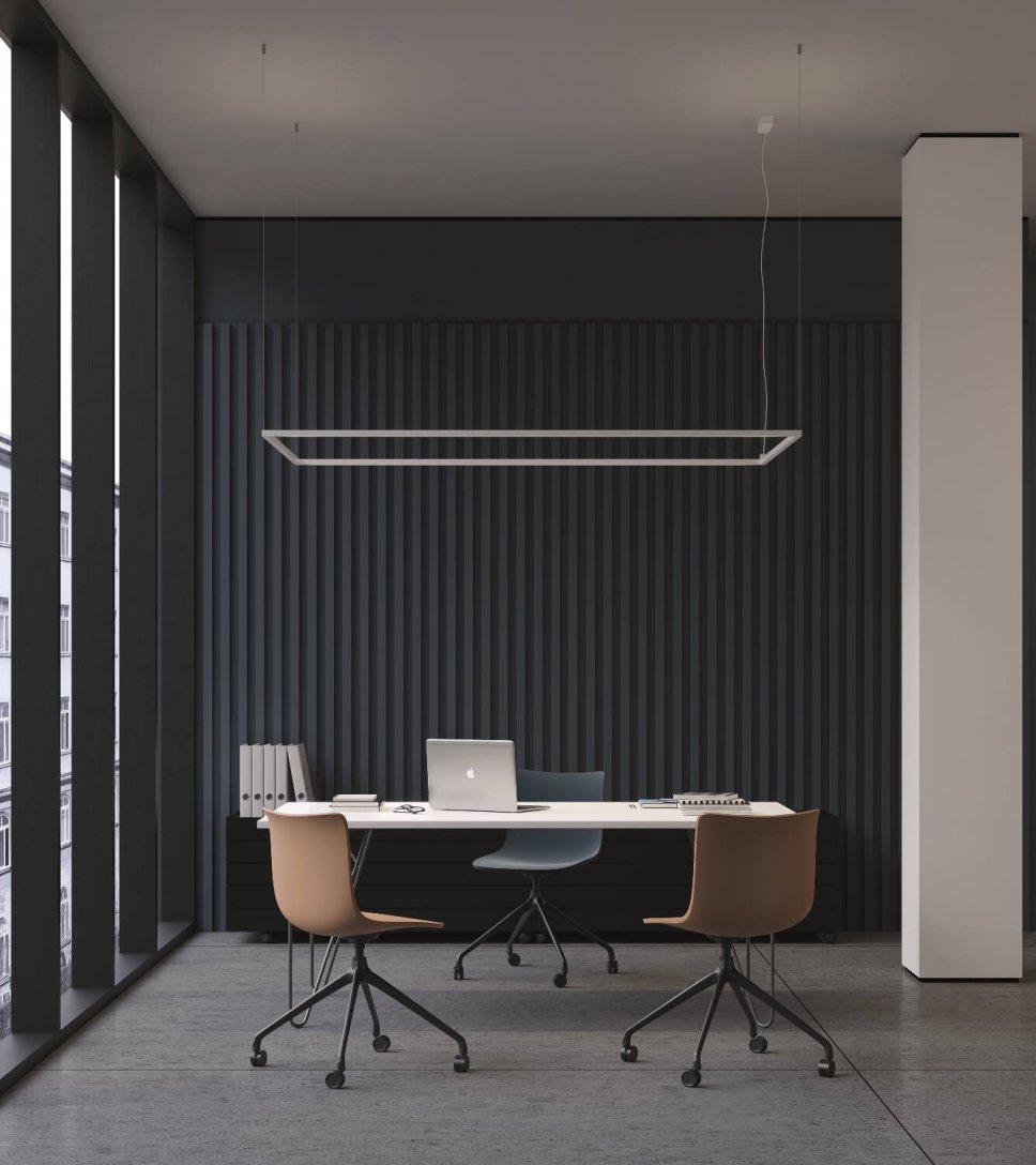 Moderne Pendelleuchte hängt über Schreibtisch