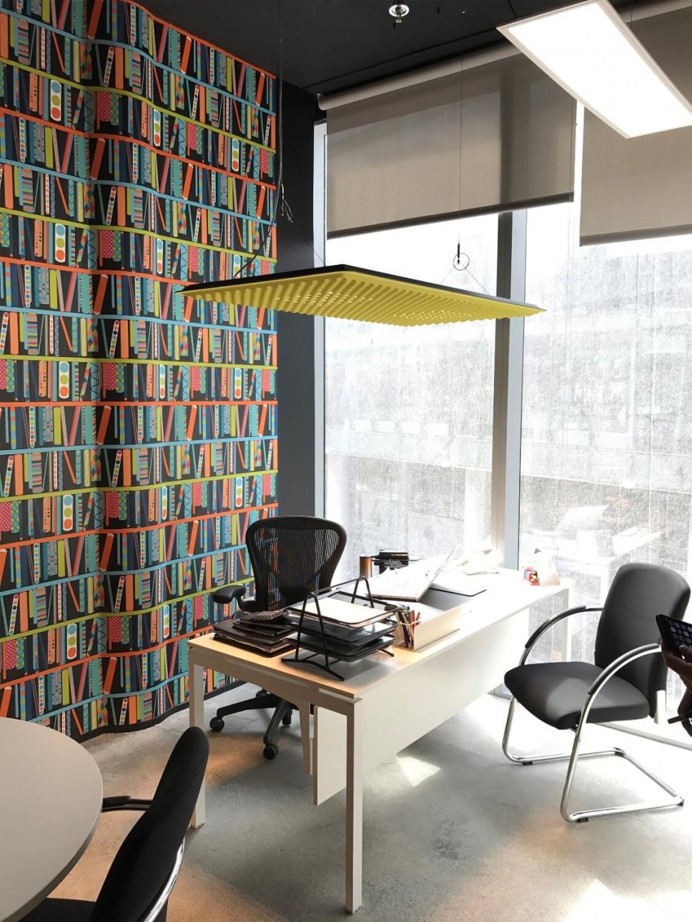 Moderne Pendelleuchte hängt über Schreibtisch