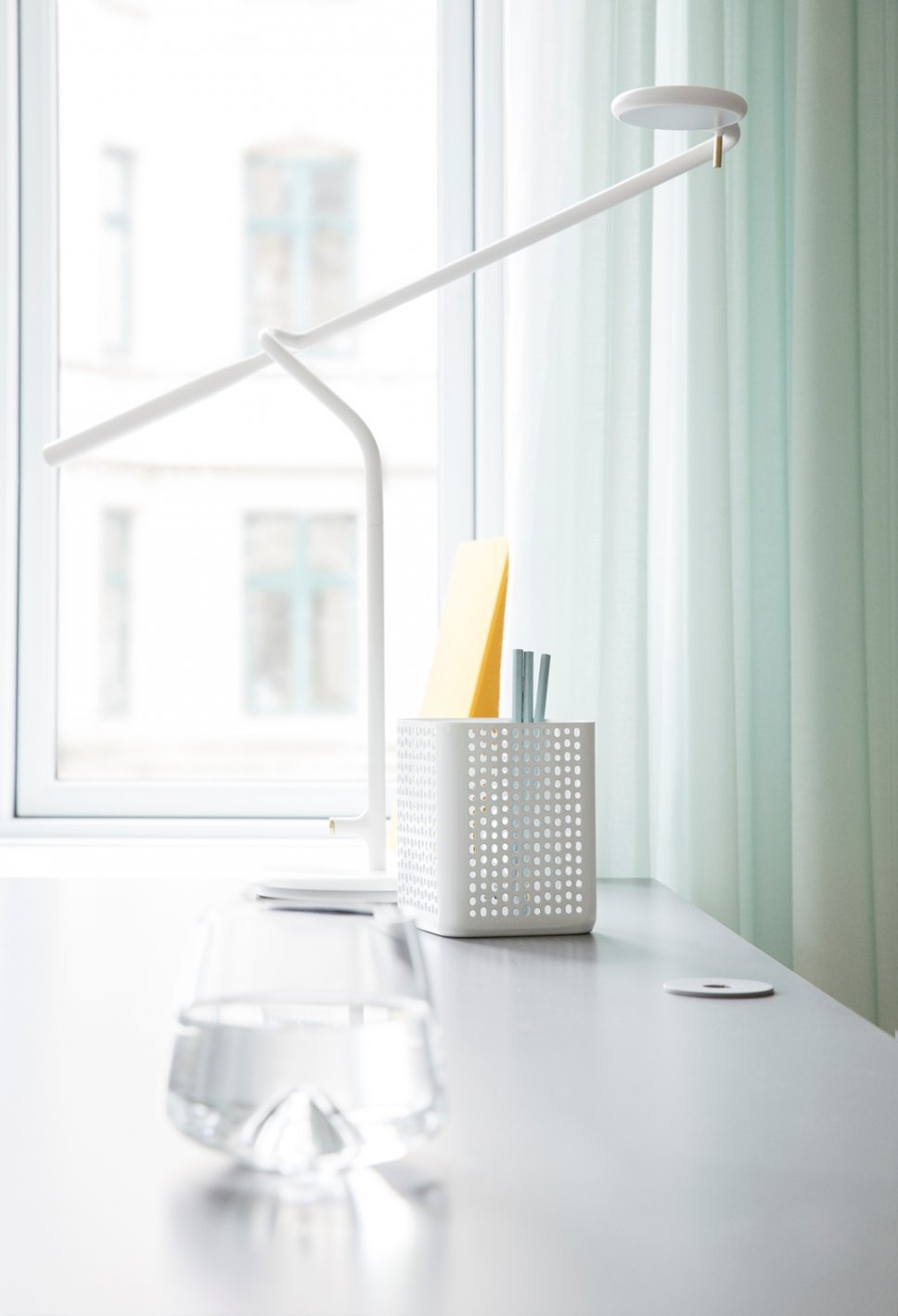 Moderne Tischleuchte steht auf Schreibtisch