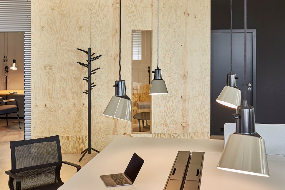 Vier Pendelleuchten hängen über Schreibtisch