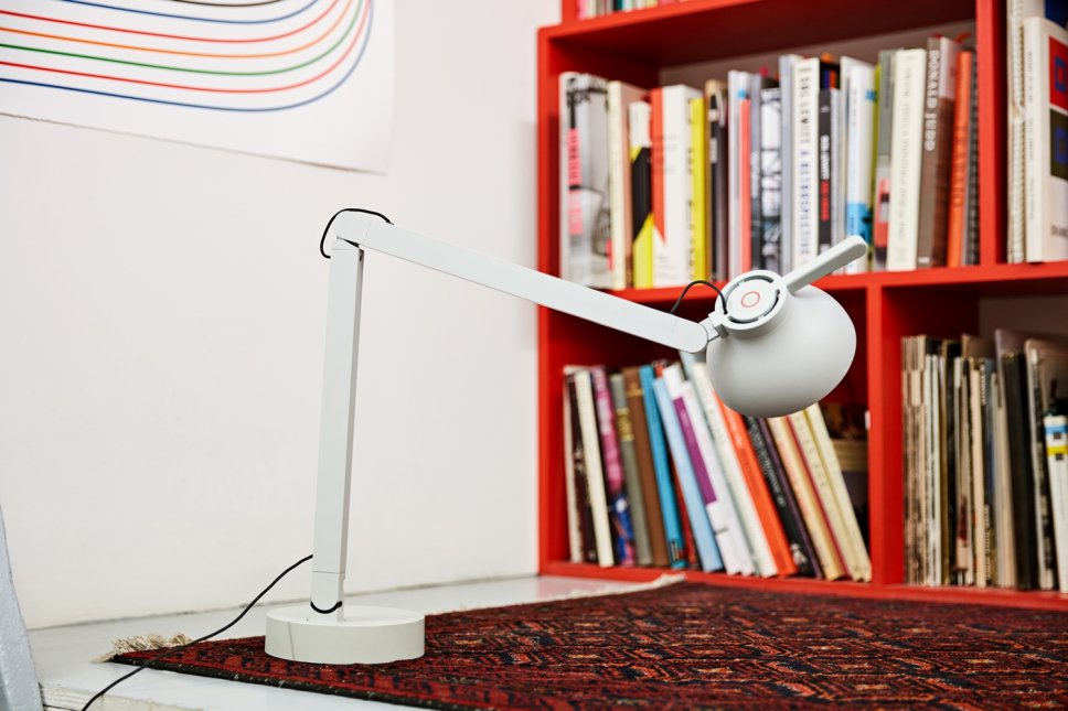 Moderne Tischleuchte steht auf Schreibtisch