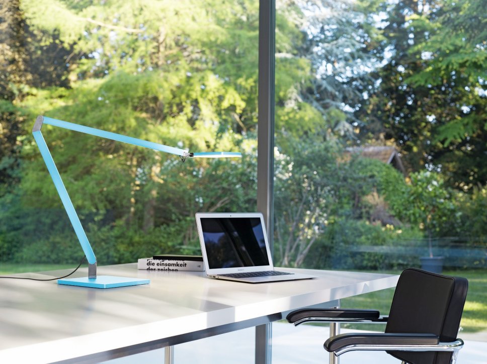 Moderne Tischleuchte steht auf Schreibtisch