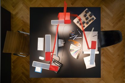 Moderne Tischleuchte steht auf Schreibtisch